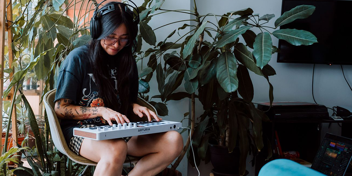 Arturia MiniLab 37 se suministra con una amplia selección de herramientas de producción, incluyendo Analog Lab Intro, Ableton Live Lite, Komplete 15 Select, acceso a contenidos de Loopcloud y recursos formativos de Melodics