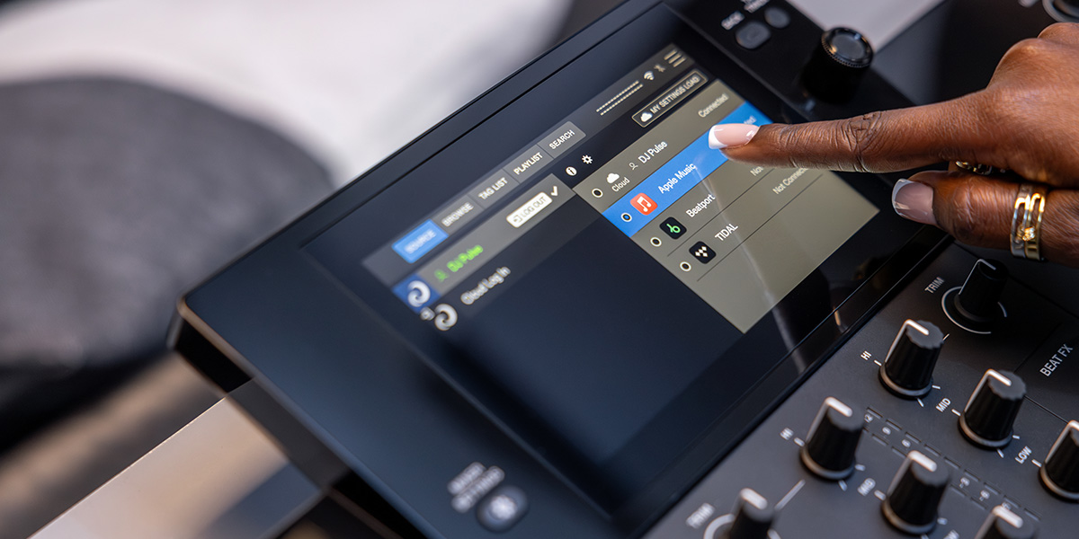 XDJ-AN permite trabajar con música almacenada en memorias USB, servicios de streaming compatibles y bibliotecas sincronizadas en la nube