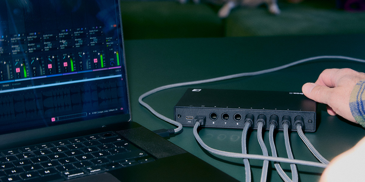 El puerto USB DATA de Electrón Outbox 8 permite transferir audio, MIDI y datos, además de hacer funcionar el Outbox 8 como host USB para equipos compatibles.
