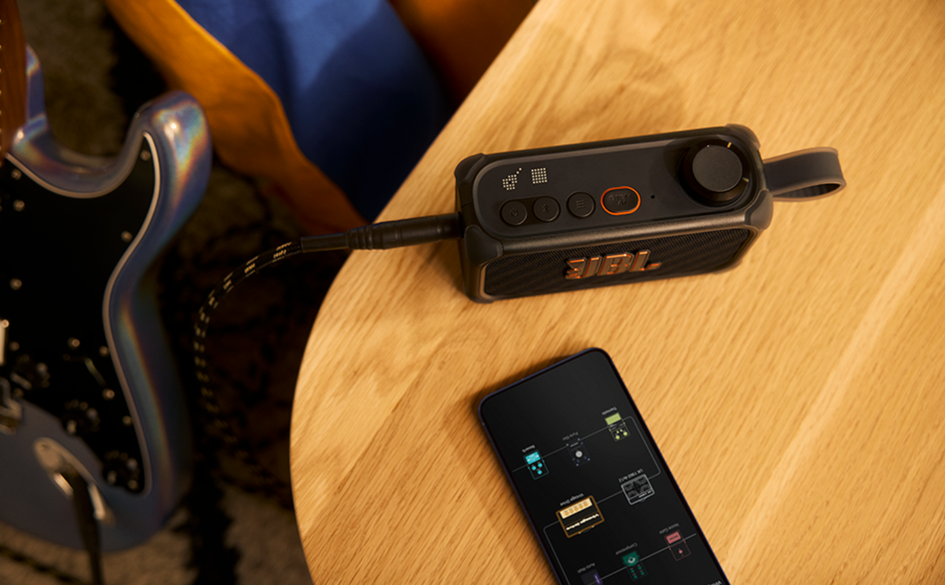 JBL BandBox Solo es un amplificador compacto para guitarra y altavoz portátil que integra reproducción de audio, entrada para instrumentos, modelado de amplificadores, efectos y herramientas de práctica en un único dispositivo.