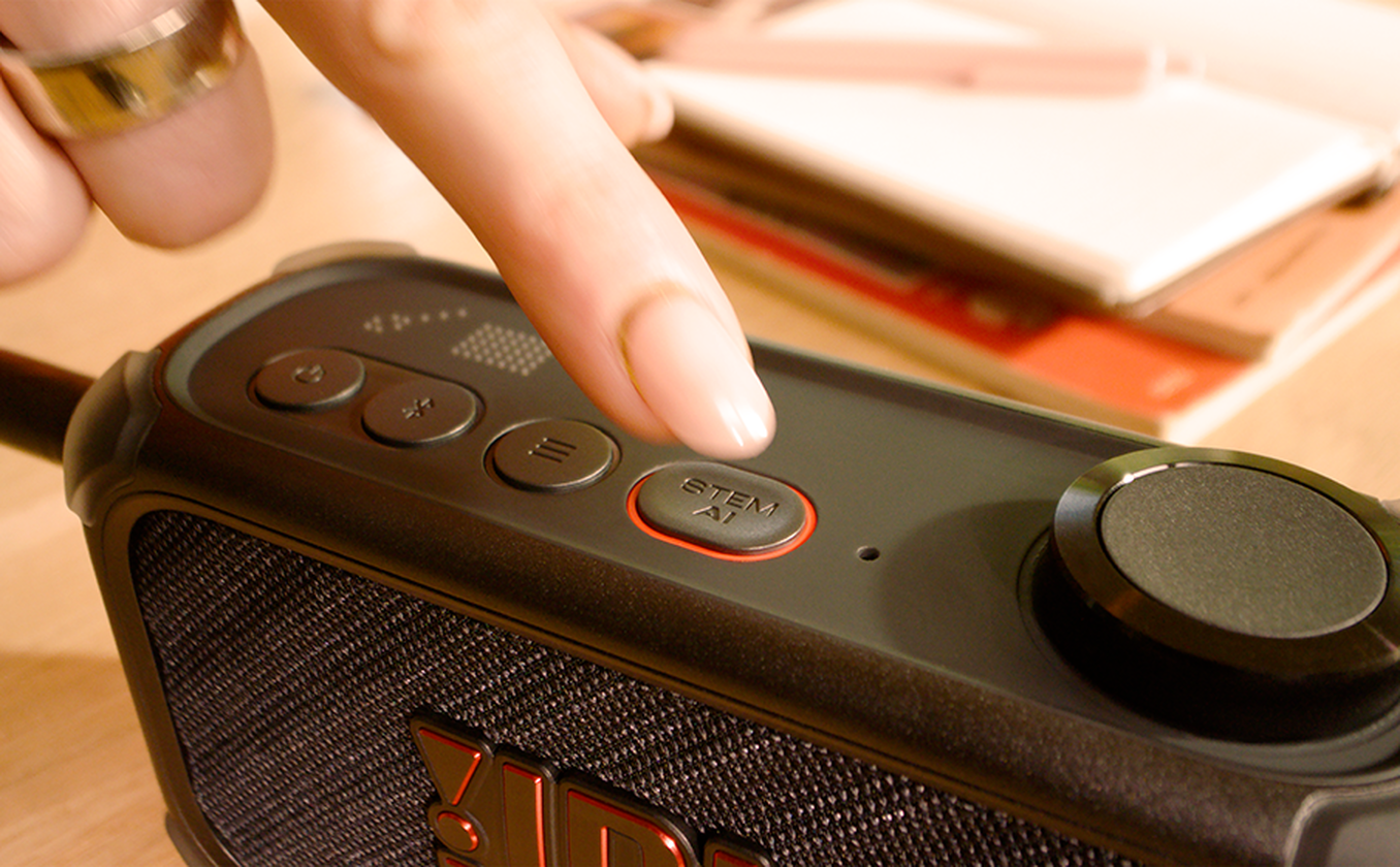 JBL BandBox Solo es un amplificador compacto para guitarra y altavoz portátil que integra reproducción de audio, entrada para instrumentos, modelado de amplificadores, efectos y herramientas de práctica en un único dispositivo.