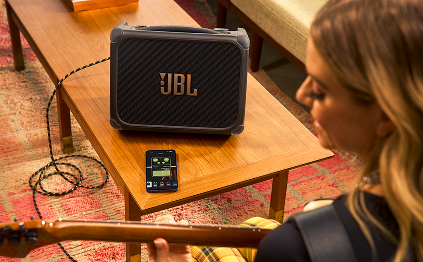 JBL BandBox Trio es un amplificador de práctica y altavoz portátil que reúne reproducción musical, amplificación, mezcla, efectos y herramientas de ensayo en un único sistema.