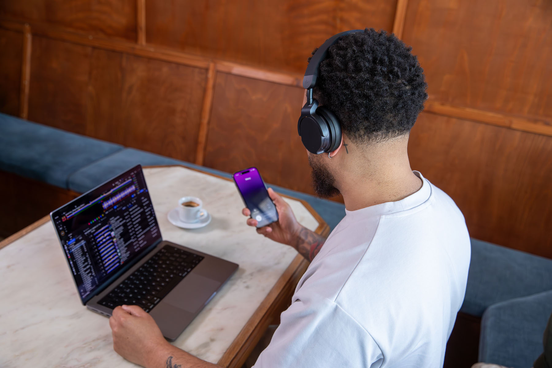 La conectividad Bluetooth 5.3 de los HDJ-F9 permite utilizar los auriculares con dispositivos compatibles mediante los códecs SBC y AAC. Admiten los perfiles A2DP, AVRCP, HSP y HFP, además de conexión multipunto con dos dispositivos Bluetooth.