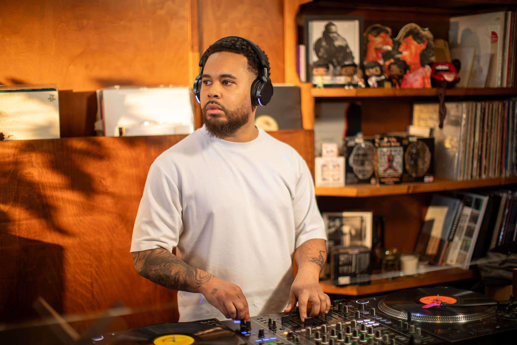 AlphaTheta HDJ-F9 son unos auriculares DJ profesionales inalámbricos supraaurales diseñados para monitorización, mezcla y reproducción de audio.