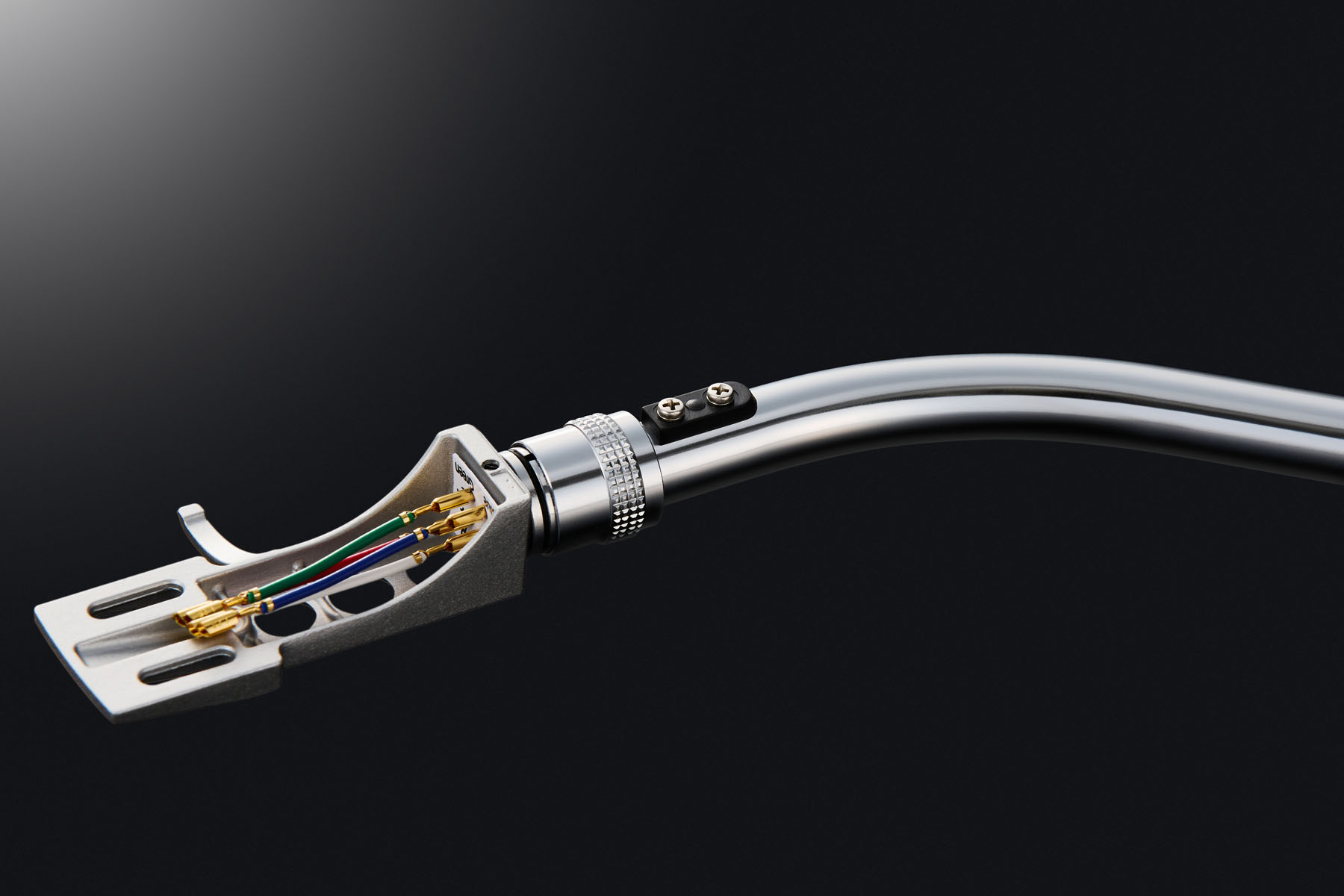 El SL-1210MKX dispone de un brazo fonocaptor en forma de S, con equilibrio estático y rodamientos de alta precisión. Presenta una longitud efectiva de 230 mm, un voladizo de 15 mm y un ángulo de compensación de 22°.